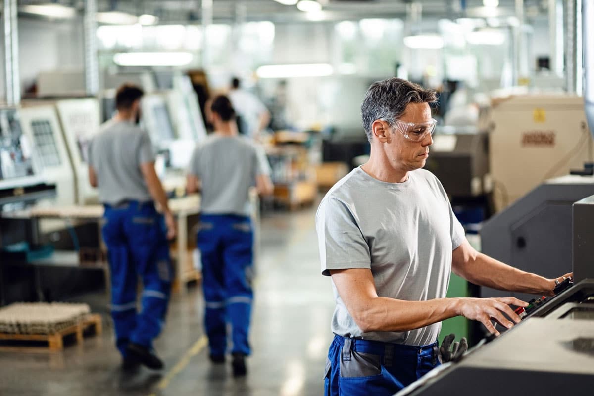 Internal communications for manufacturing and industry showing a factory worker using CommsKit